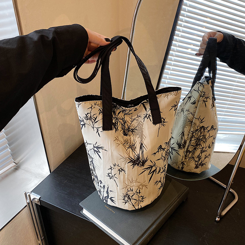 Nuevo bolso de cubo chino 2025 nuevo bolso femenino de seda bolso de bambú de estilo nacional bolso de hombro de caqui de alta calidad marea