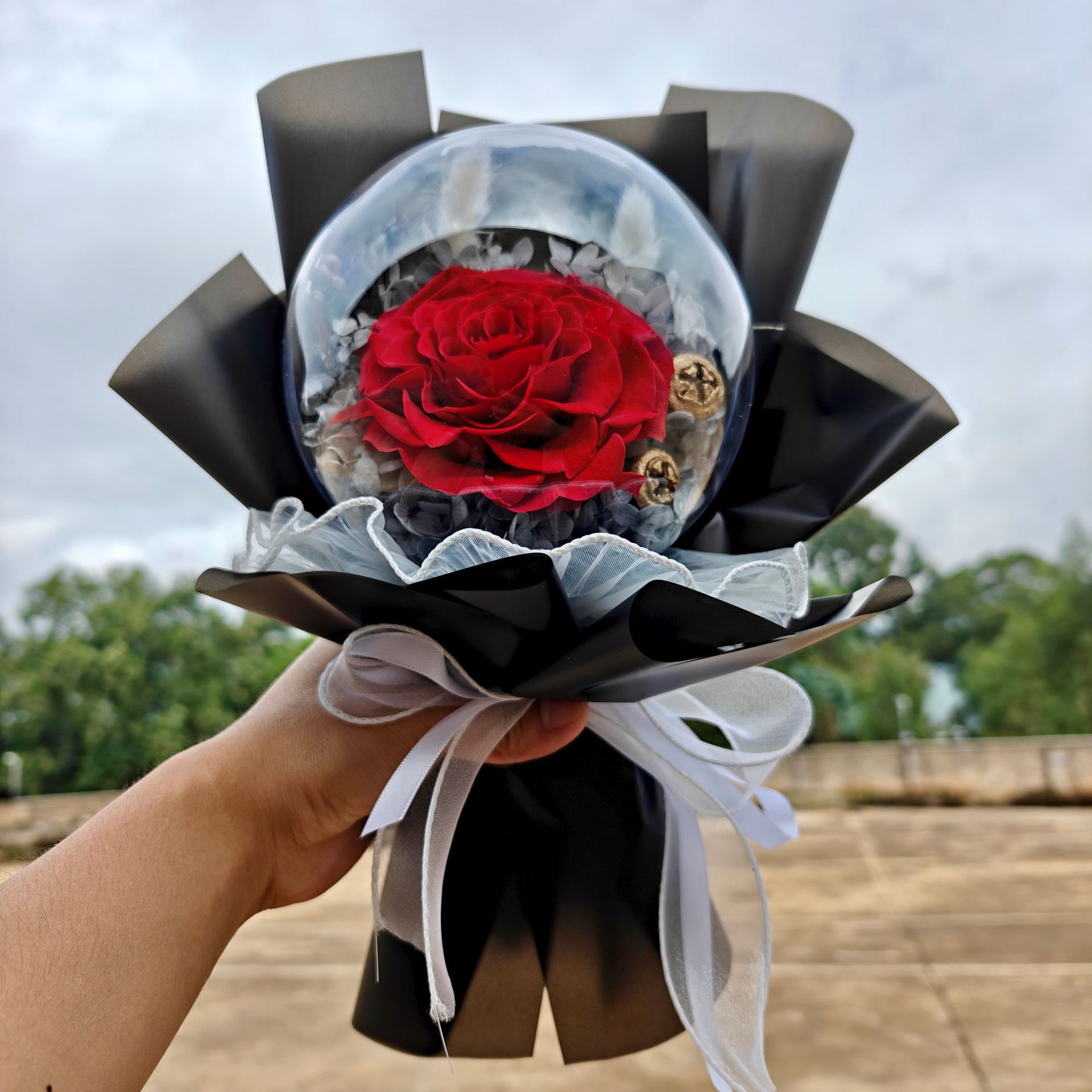 Yunnan Eternal Life Rose Bobo Ball Bouquet Caja de regalo terminada con luz Qixi San Valentín regalo hortensias ramo seco