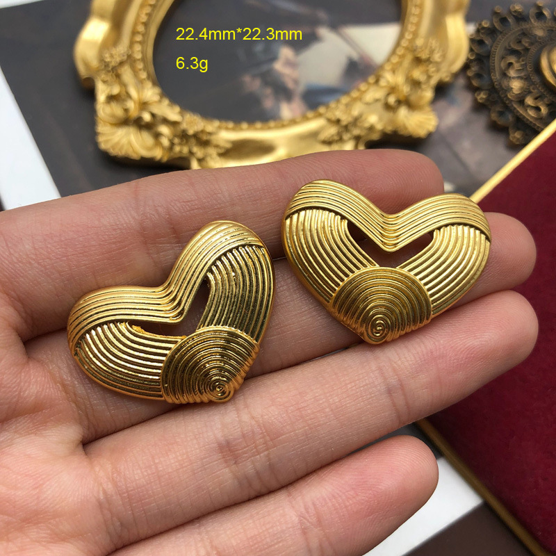 10g Weight Artificial Pearls Inlay Material Ear Studs Classification 1 Pair Quantity Daily Occasion Alloy Material Heart Shape Pattern Women'S Gender Plating Design Retro Style 1 Pair Retro Heart Shape Alloy Plating Artificial Pearls Women's Ear Studs 7