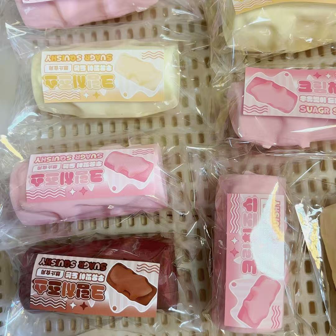 무작위 습식 소프트 크림 스틱 1개가 천천히 반동합니다.