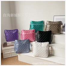 韩版时尚绣线棉服包包女2024新款时尚简约单肩斜挎包大容量水桶包