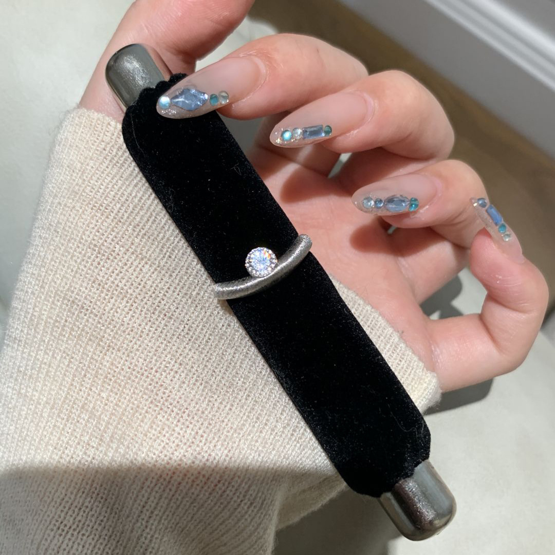 Vintage Silver Index Finger Ring With Sparkling Diamond Detail_voghion.com