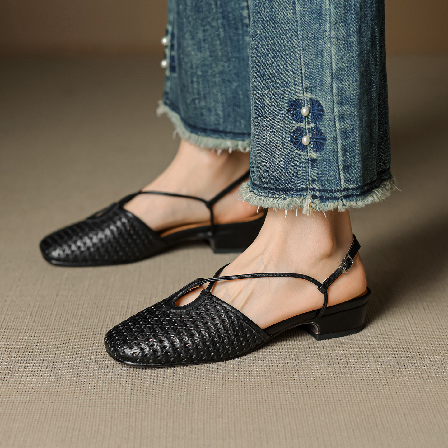 Sandal nữ Mary Jane quai chéo hở gót, gót thô 3 cm, mũi tròn bít — đen