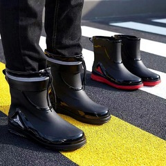 ファッションのショートブーツは防水靴を厚くしています。男性用の雨靴は低いです。