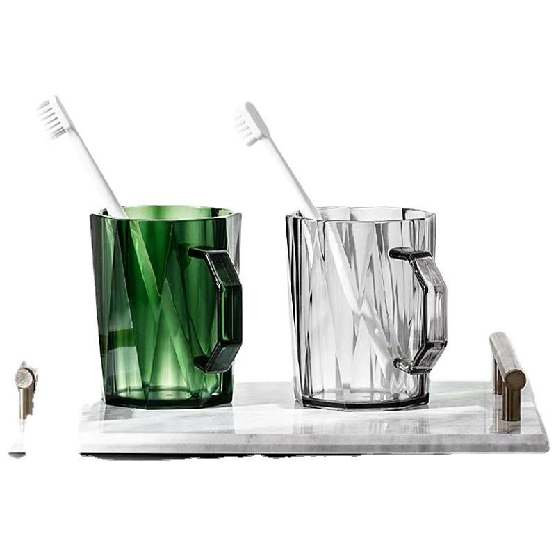 うがいコップの歯のコップのプラスチックは歯を磨いて歯ブラシのコップを洗います。|undefined