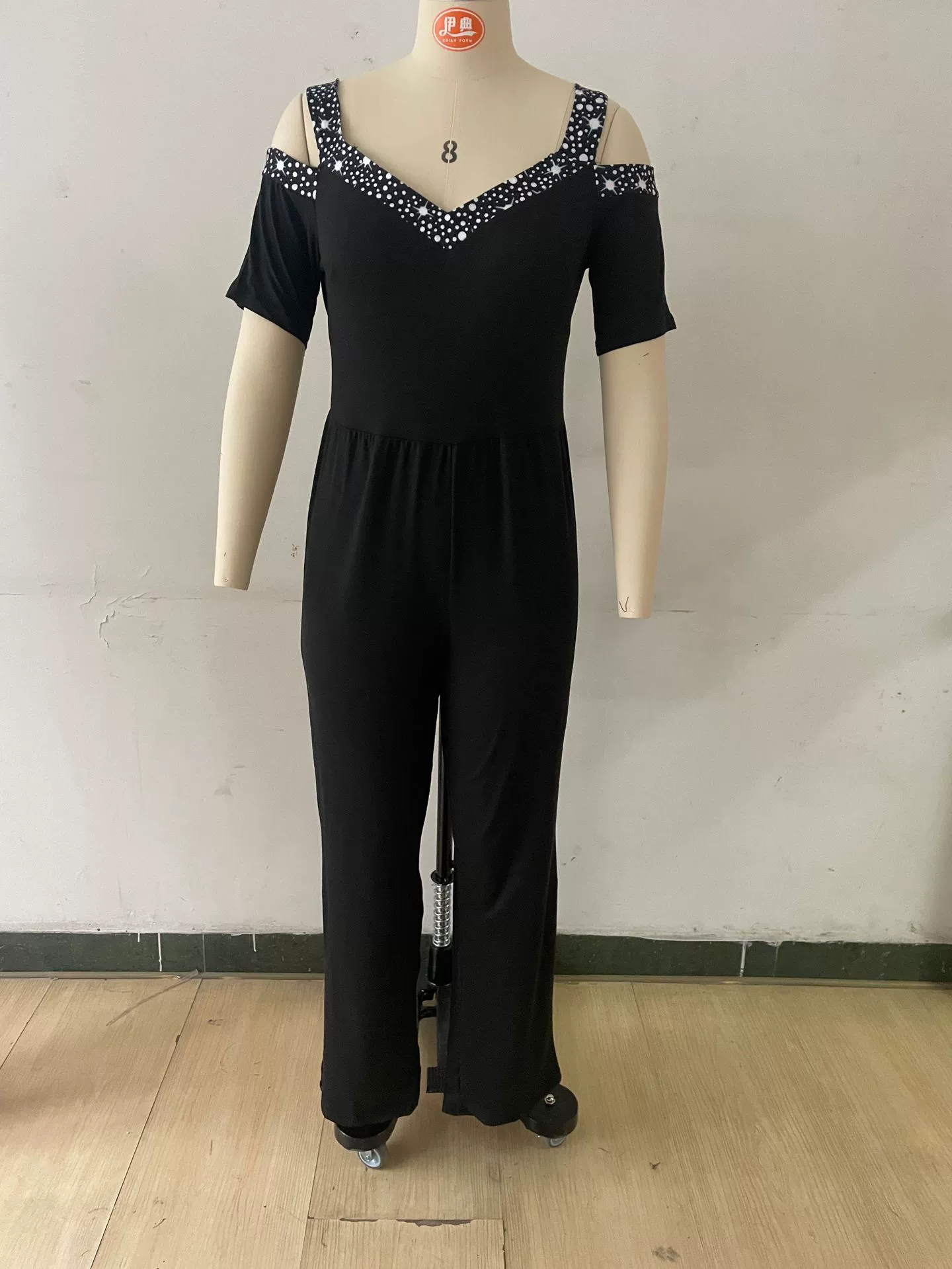 Платья летние? Actually it's jumpsuit. Let's craft translations.