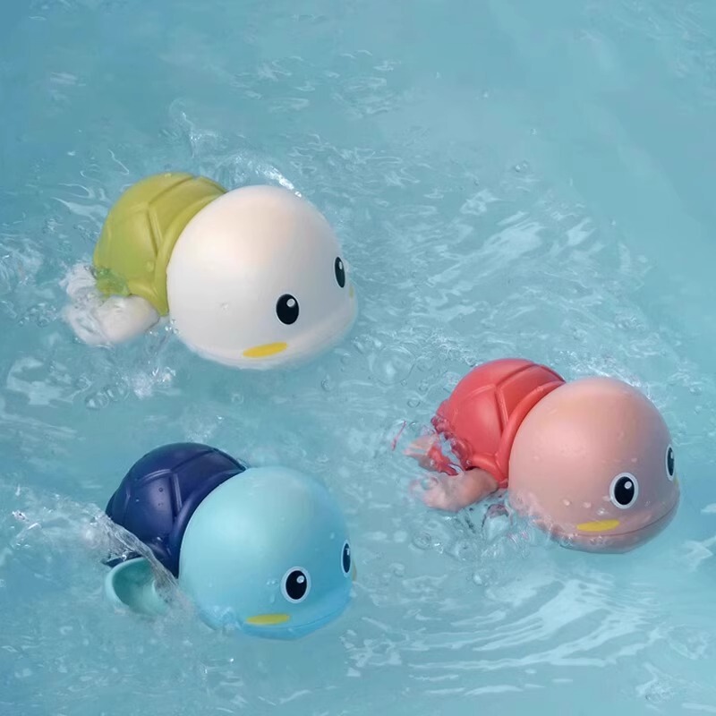 赤ちゃんのお風呂のおもちゃのアヒルの子供は水遊びをします。|undefined