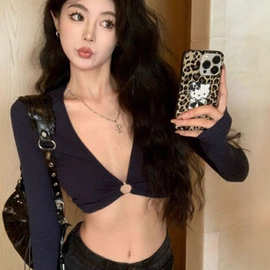 ins性感长袖大V领短款长袖t恤女春秋纯欲辣妹小众打底外穿上衣女T