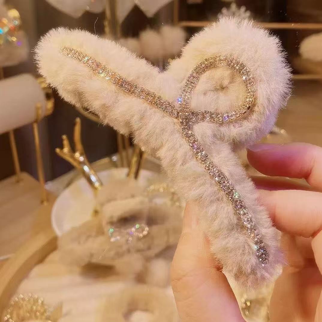Korean Plush Claw Clip with Rhinestone Tassel Pendant, Bow Hairpin for Updo on the Back of the Head, Large Shark Clip