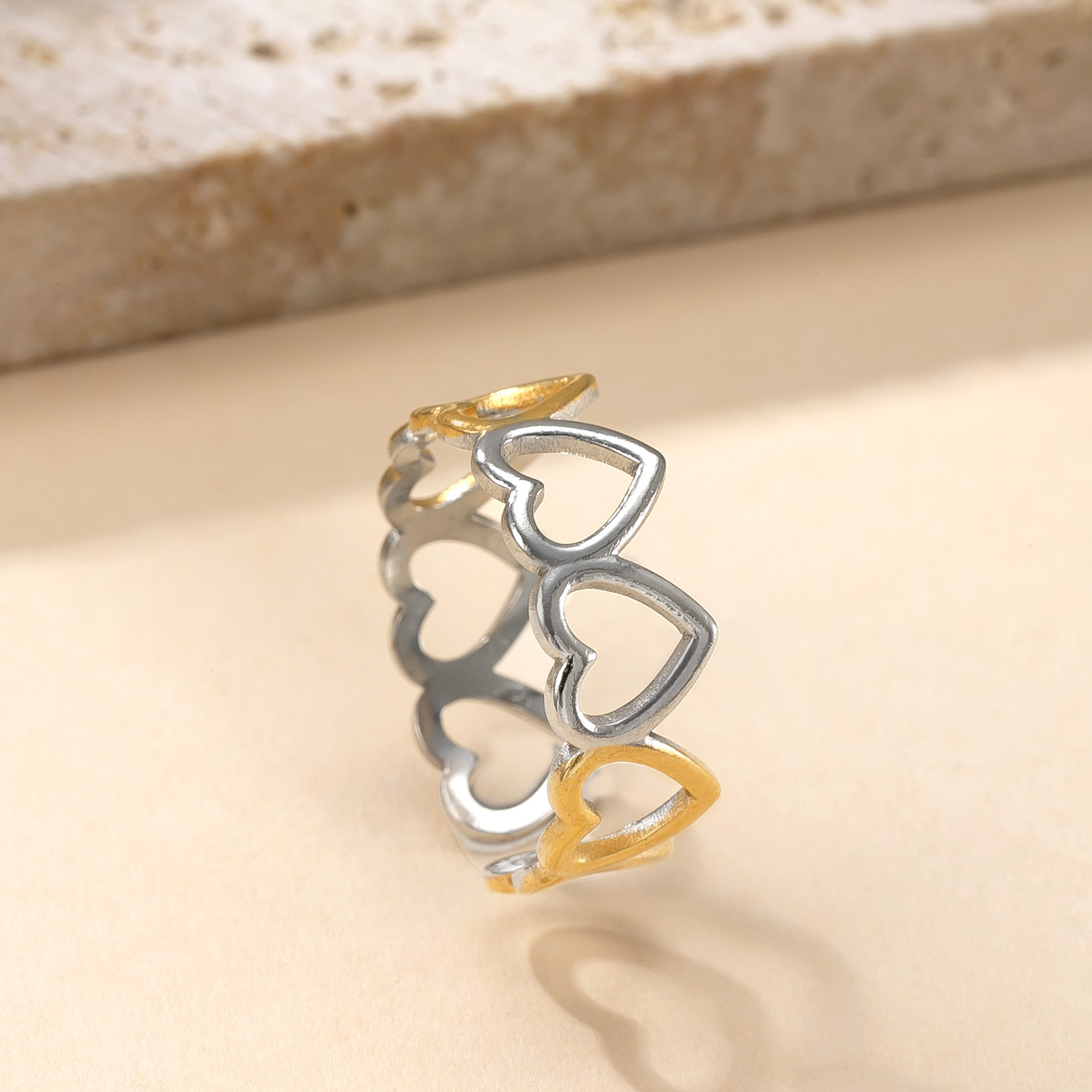 Venta caliente transfronteriza anillo de acero inoxidable diseño de nicho femenino anillo abierto a juego de colores aceite hueco amor fábrica de anillos de acero de titanio