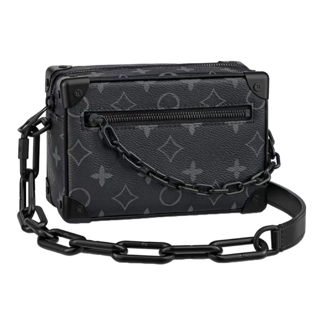 New chain-strap versatile small square bag for men, fashionable and trendy box bag, shoulder bag, crossbody bag, classic iron corner bag.