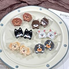 かわいい漫画の子犬は金の毛の辺の牧畜の子犬の髪を挟んで前髪の側の砕毛を傷つけません。