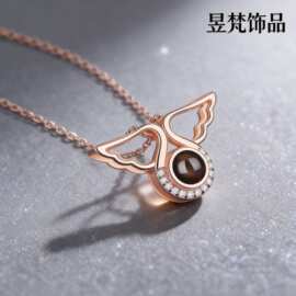 跨境热销天使翅膀投影项链100种语言我爱你图片定 制轻奢百搭锁骨