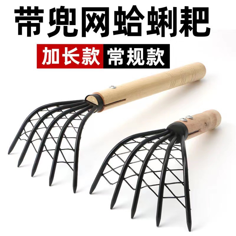 그물 조개가 달린 긴 나무 손잡이