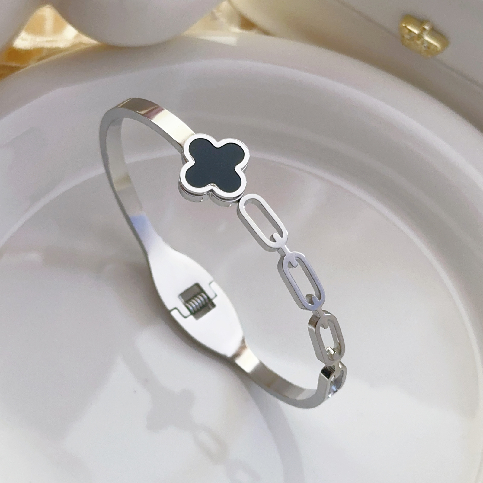 Pulsera de trébol de cuatro hojas estilo de moda caliente acero de titanio todo fósforo no se desvanece pulsera abierta acero inoxidable decoración transfronteriza de lujo ligero para damas