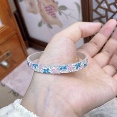 エナメル色のレリーフ桃花の花は錦のブレスレットのようです。