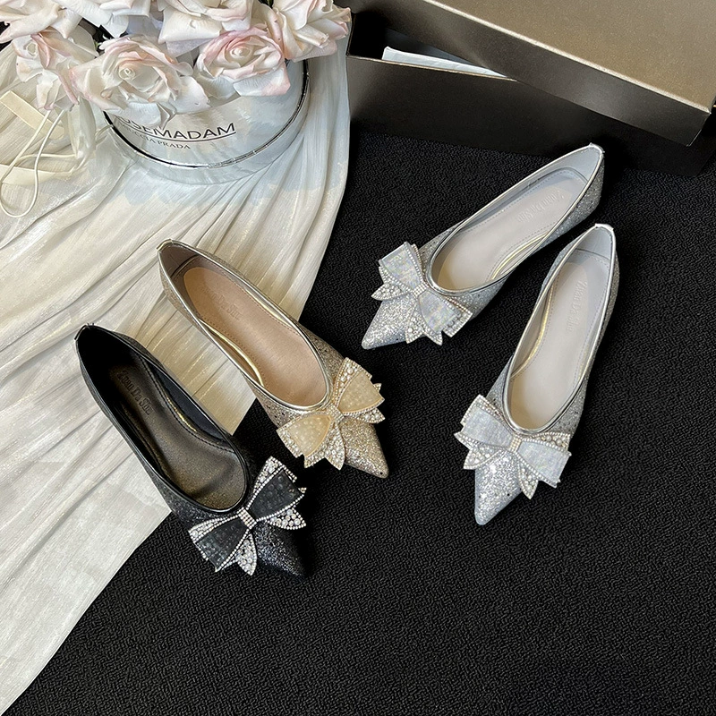 Остроконечная одиночная обувь женская 2025 новая дикая мягкая подошва лодочка банты с бриллиантами плоская подошва большая женская обувь 41 один 43
