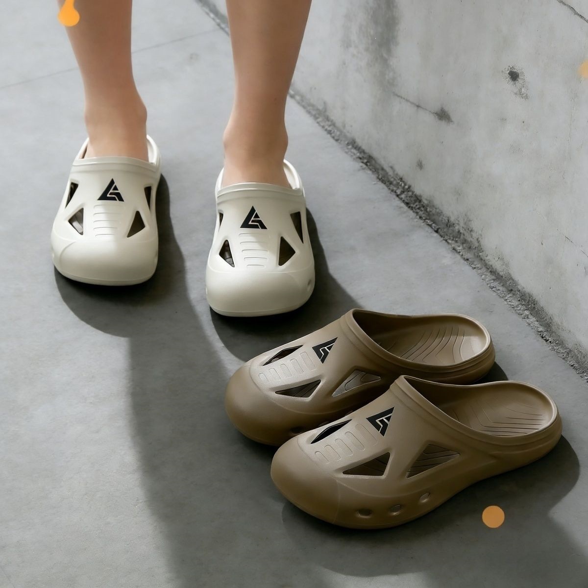 Men's outdoor sports slippers with perforated soles, suitable for summer wear, 2026 new style, non-slip, closed toe, for home and indoor use.
