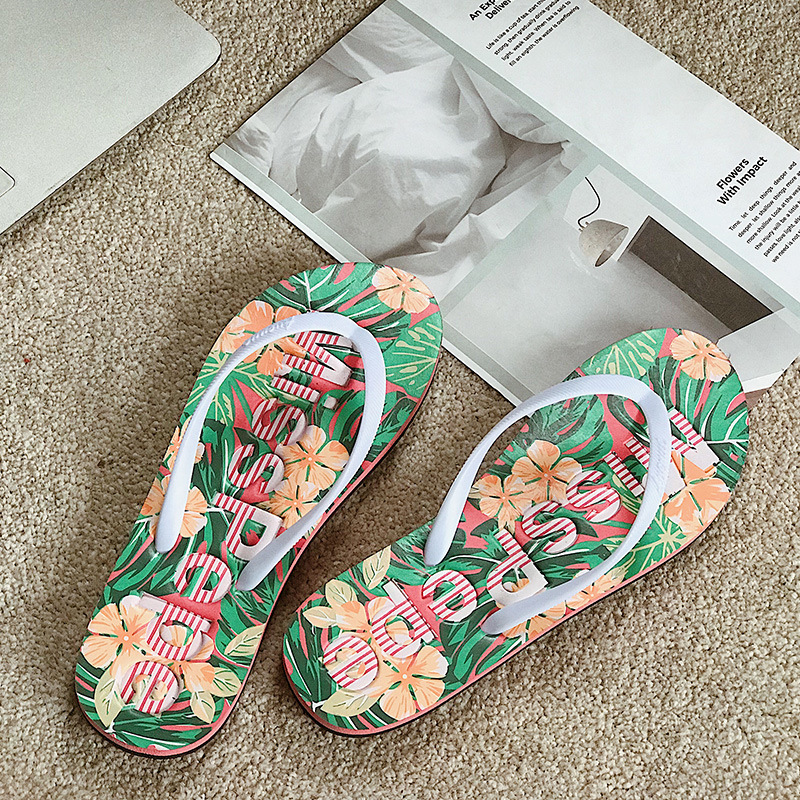Hermosas zapatillas de verano de moda para mujeres nuevas zapatillas de baño antideslizante para estudiantes nuevas zapatillas de playa