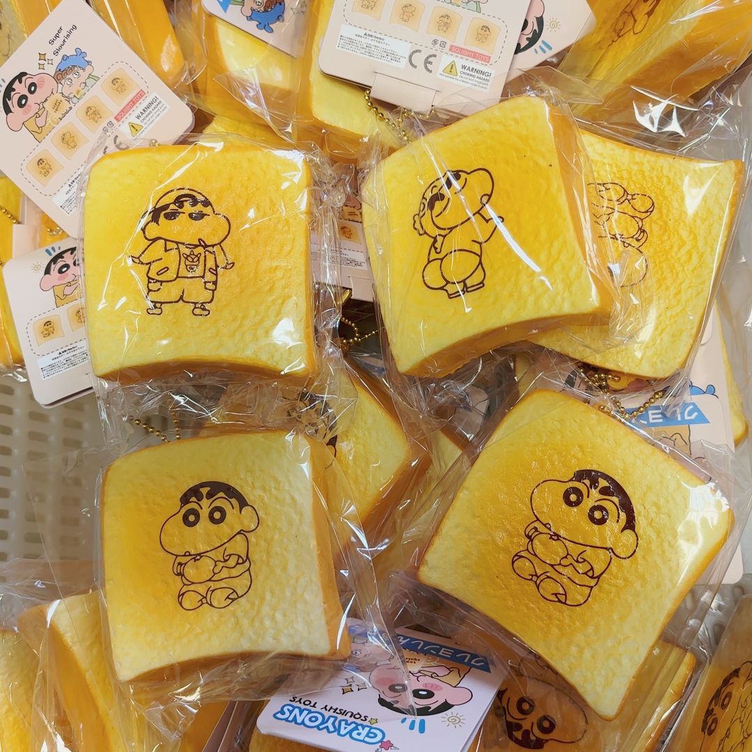 느린 리바운드를 지닌 무작위 수입 크레용신짱 토스트 조각 1개