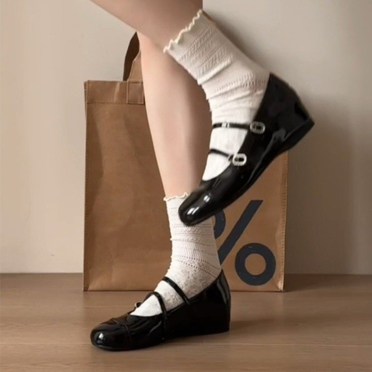 Zapatos negros franceses de fragancia para mujeres 2026 primavera nuevo estilo universal superficial retrógrado interior de altura zapatos marizhen
