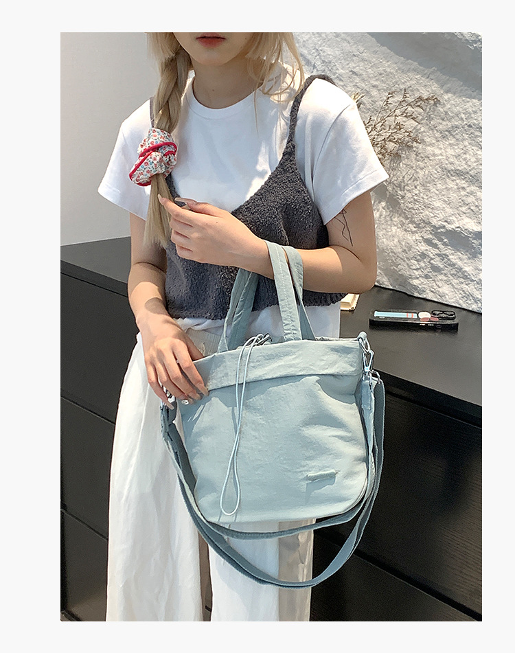 Colorful Fox's new niche nylon drawstring drawstring single-shoulder crossbody bag is a casual, versatile and lightweight bucket bag undefined
