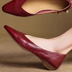 柔らかい羊の皮のフランスの先の赤い靴の女性の新型の百合の気質の浅い口の通勤の復古の1足の平底の靴