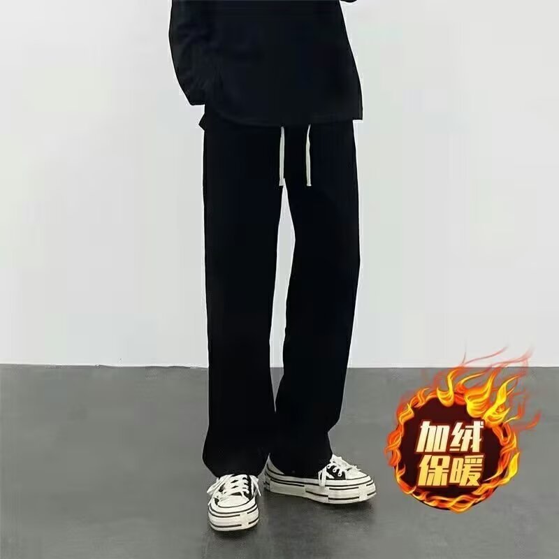 Men's fleece-lined, flowy black straight-leg trousers, winter high-street style, floor-length casual pants, trendy sweatpants, sporty wide-leg trousers.