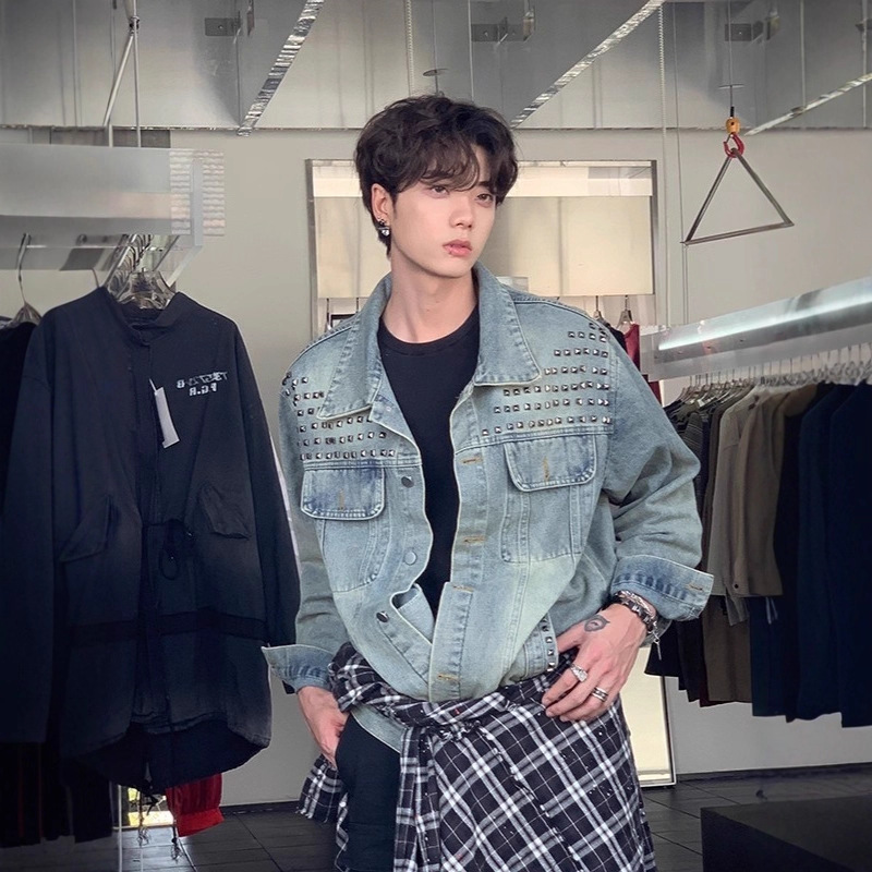 Jeansjacke im Retro-Look mit Nietenmuster und Revers, lockere, lässige und vielseitige Herrenjacke_voghion.com