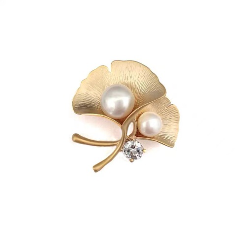 Exquisite ginkgo leaf brooch, pearl, high-end corsage, high-end niche pin, anti-exposure, small fragrance clothing wholesale