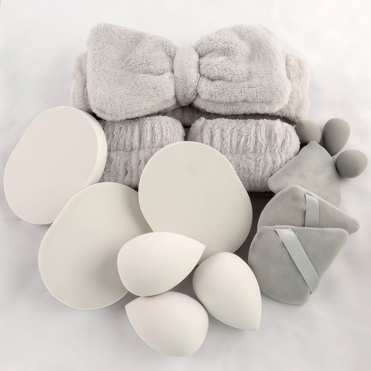 Juego de 31 piezas de soplo de flocado gris maquillaje súper suave conjunto de maquillaje triángulo soplo de terciopelo corto de cristal cojín de aire de esponja