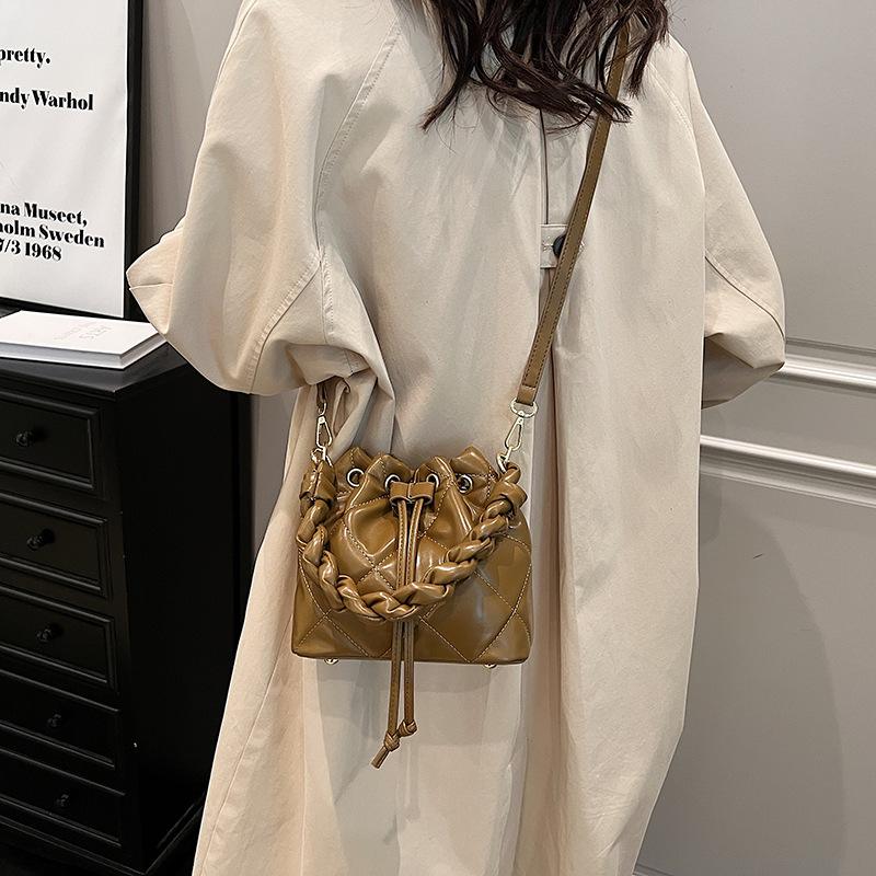 2024 primavera nueva textura de alta calidad de gran capacidad de extracción de cinturón de diamante estilo simple retro bolso de mujer de cubo de aire