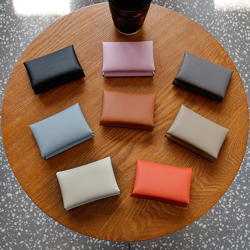 おしゃれなカバンの女性の本革の掌紋の名刺はシンプルで小さい香りの風のカードは会議の贈り物を包んで代行します。