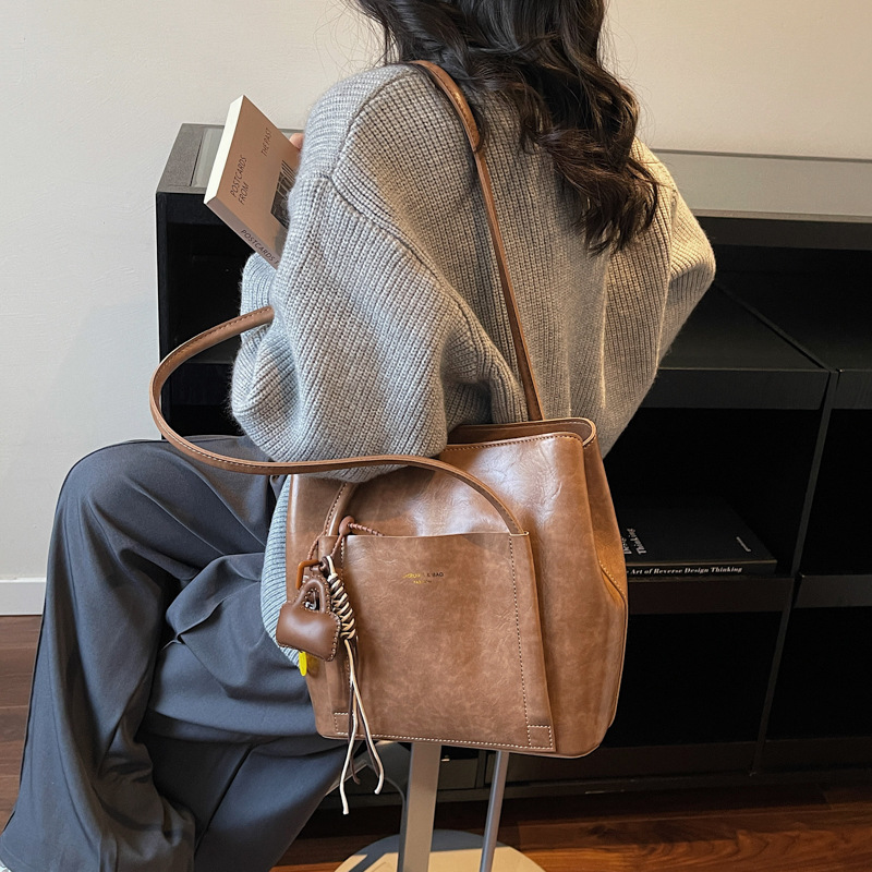 2025 nuevo bolso de mujer de cuero suave de gran capacidad bolso retrógrado bolso de mano para trabajar bolso de hombro bolso de cubo de mano