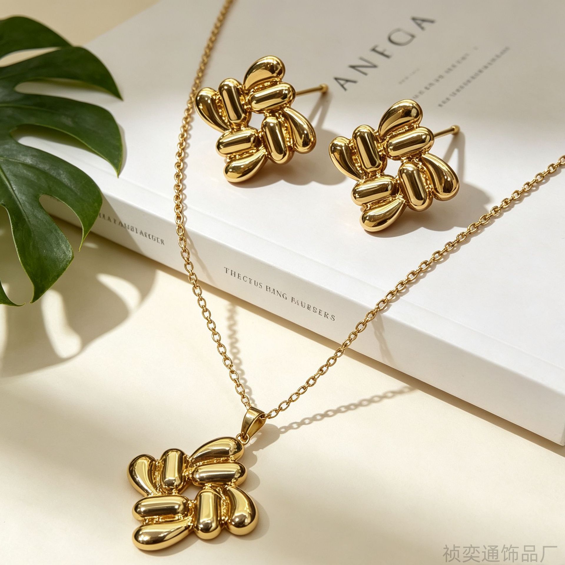 Cross-border modern light luxury gold-plated stainless steel three-dimensional four-leaf flower necklace and earring set for women's daily wear