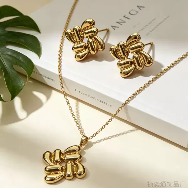 Cross-border modern light luxury gold-plated stainless steel three-dimensional four-leaf flower necklace and earring set for women's daily wear