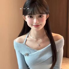 韓国系ブルーの肩に首のニットの女性の秋のデザイン感があります。
