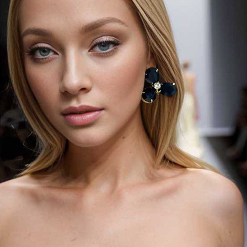 Nuevos auriculares de flores simples de verano de alto nivel de sensación de diamante auriculares accesorios de desfile aretes