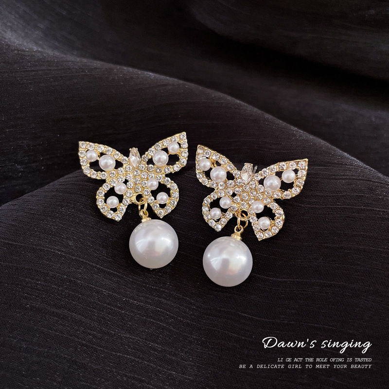 Los Pendientes De Cobre De La Mariposa De La Perla Del Diamante Coreano Venden Al Por Mayor Nihaojewelry display picture 3