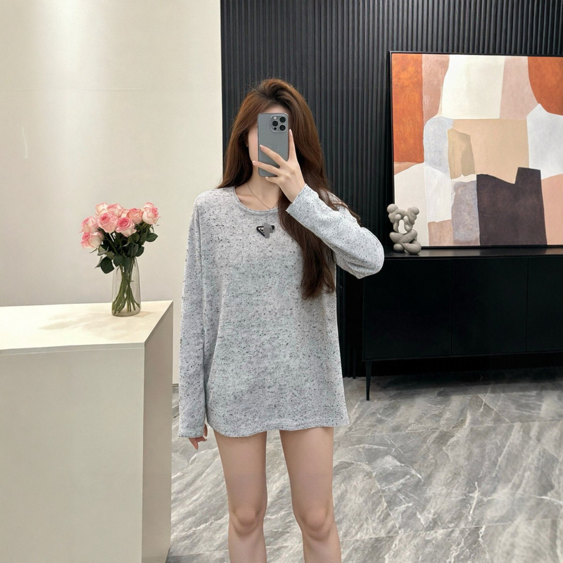 Relaxed-fit round-neck long-sleeve top with metal accents on the chest, loose fit suitable for all body types, early autumn two-color women's top Relaxed-fit round-neck long-sleeve top with metal accents on the chest, loose fit suitable for all body types, early autumn two-color women's top