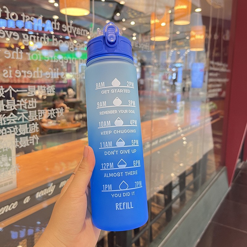 Taza de agua de plástico, botella de agua deportiva de color degradado resistente a altas temperaturas, escala portátil, taza de paja de verano transfronteriza de Amazon al por mayor