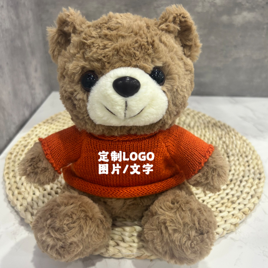 Los juguetes de peluche lindos se pueden combinar con logotipos impresos para enviar muñecas de muebles a amigos y vecinos.