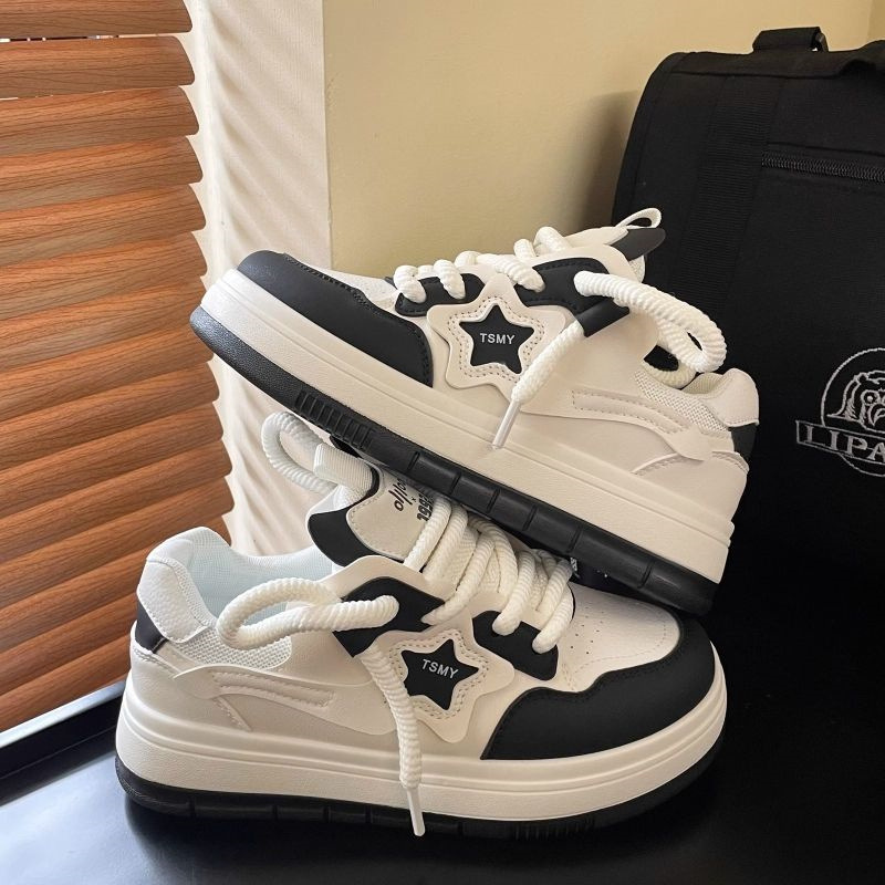 Sapatos brancos populares para mulheres, nicho, versátil, design moderno de outono e inverno, tênis esportivos de sola grossa, leves, casuais e estilo campus