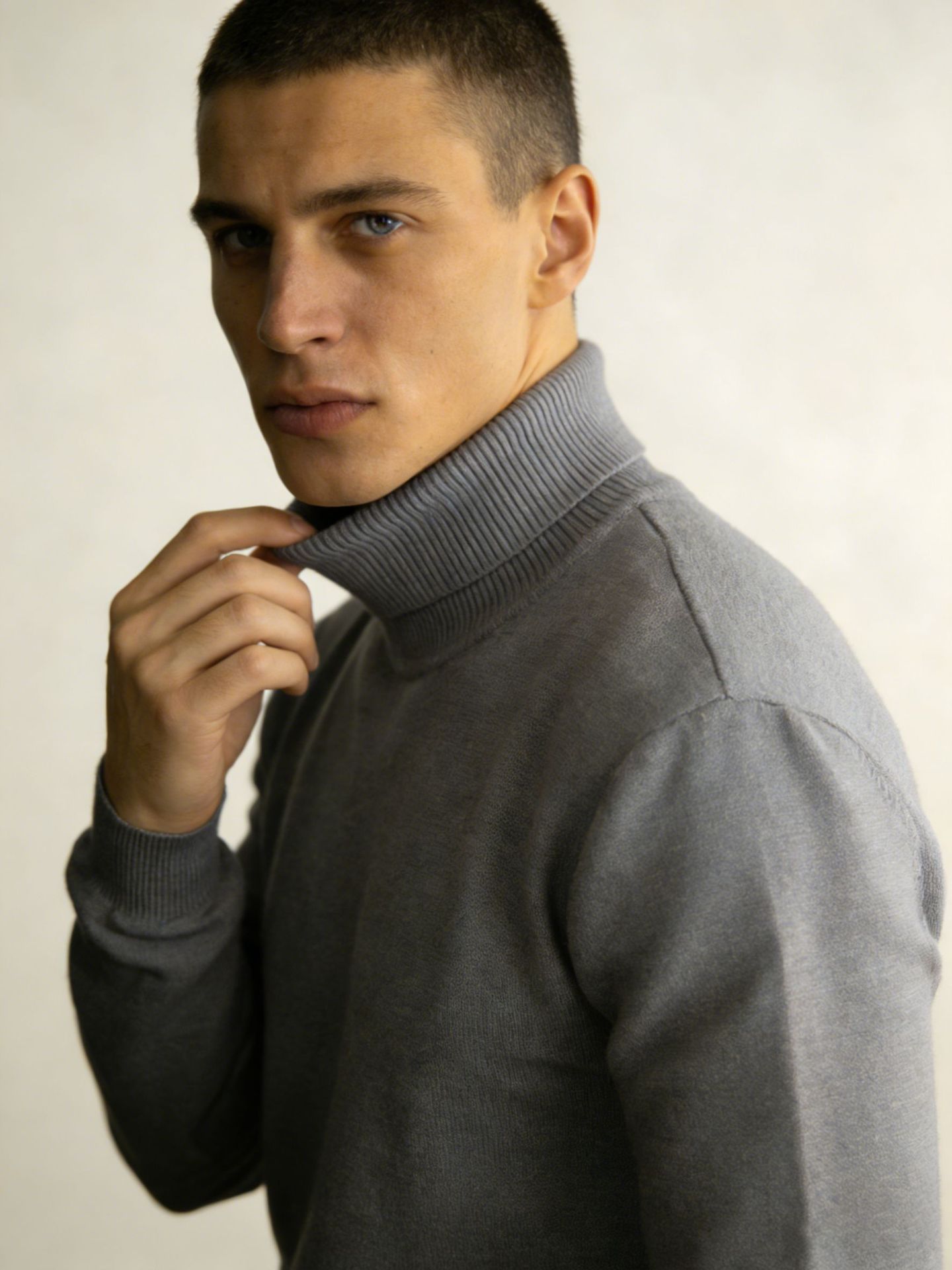 Suéter de punto Modell hombre de cuello alto otoño y invierno nuevo suéter de color sólido, suéter de negocios ligero, ropa de hombre