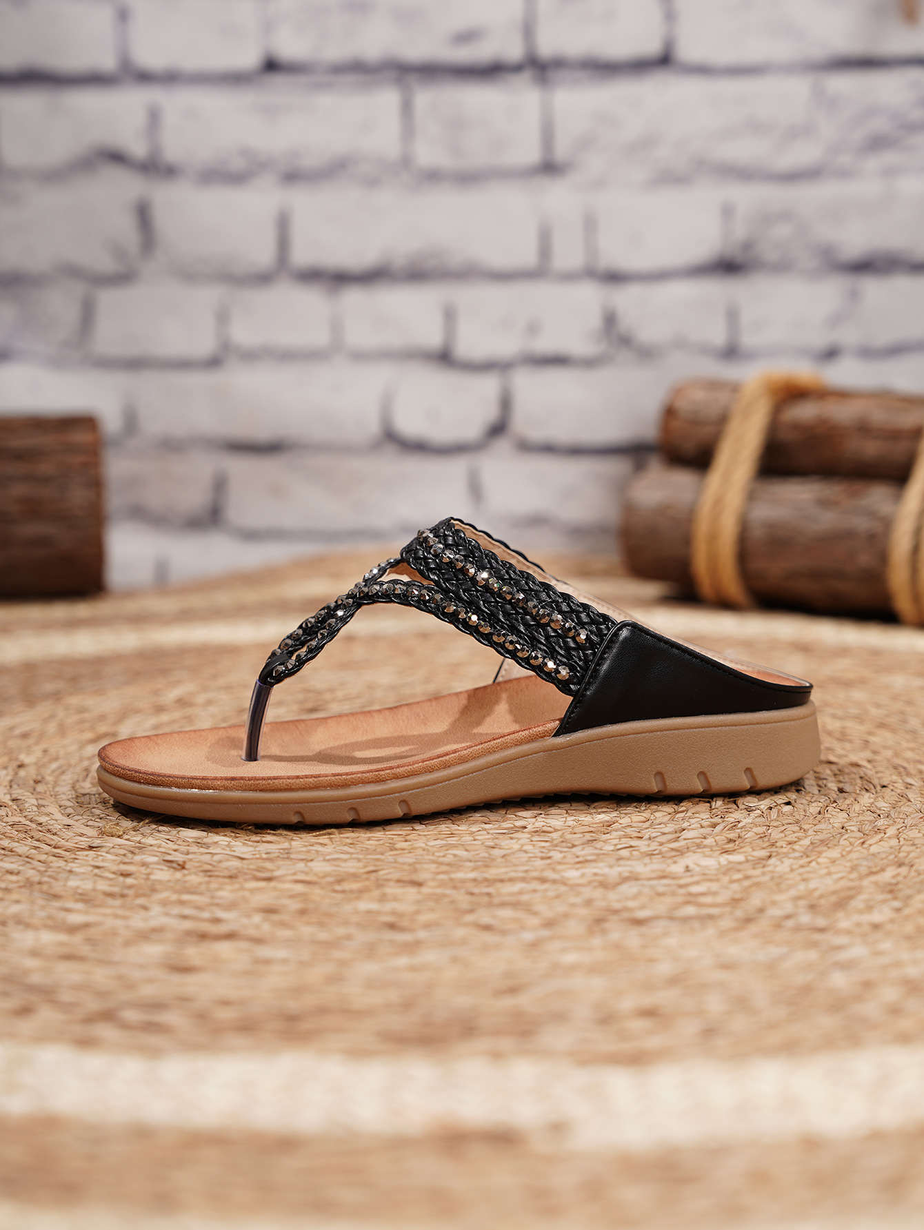 Infradito da donna con suola piatta, con strass e perline, adatte per le vacanze al mare._voghion.com