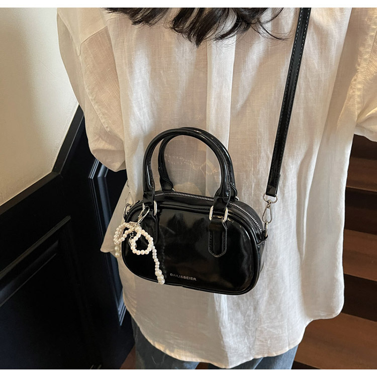A fashionable Korean-style small square bag for women in the summer of 2025, featuring a simple and retro single-shoulder, crossbody and hand-held pillow bag undefined