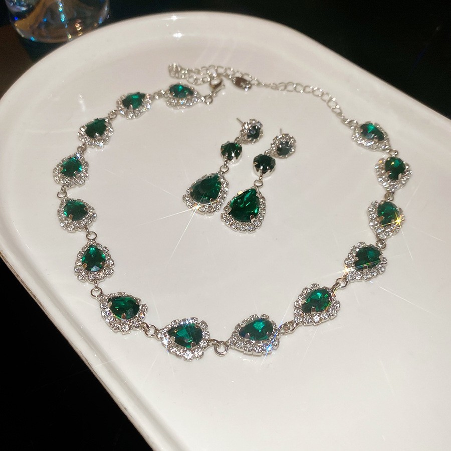 Collar de aretes cuadrados con incrustaciones de diamantes de dos piezas de moda, lujo ligero, collar de alta gama, temperamento exquisito, conjunto de joyas de todo fósforo