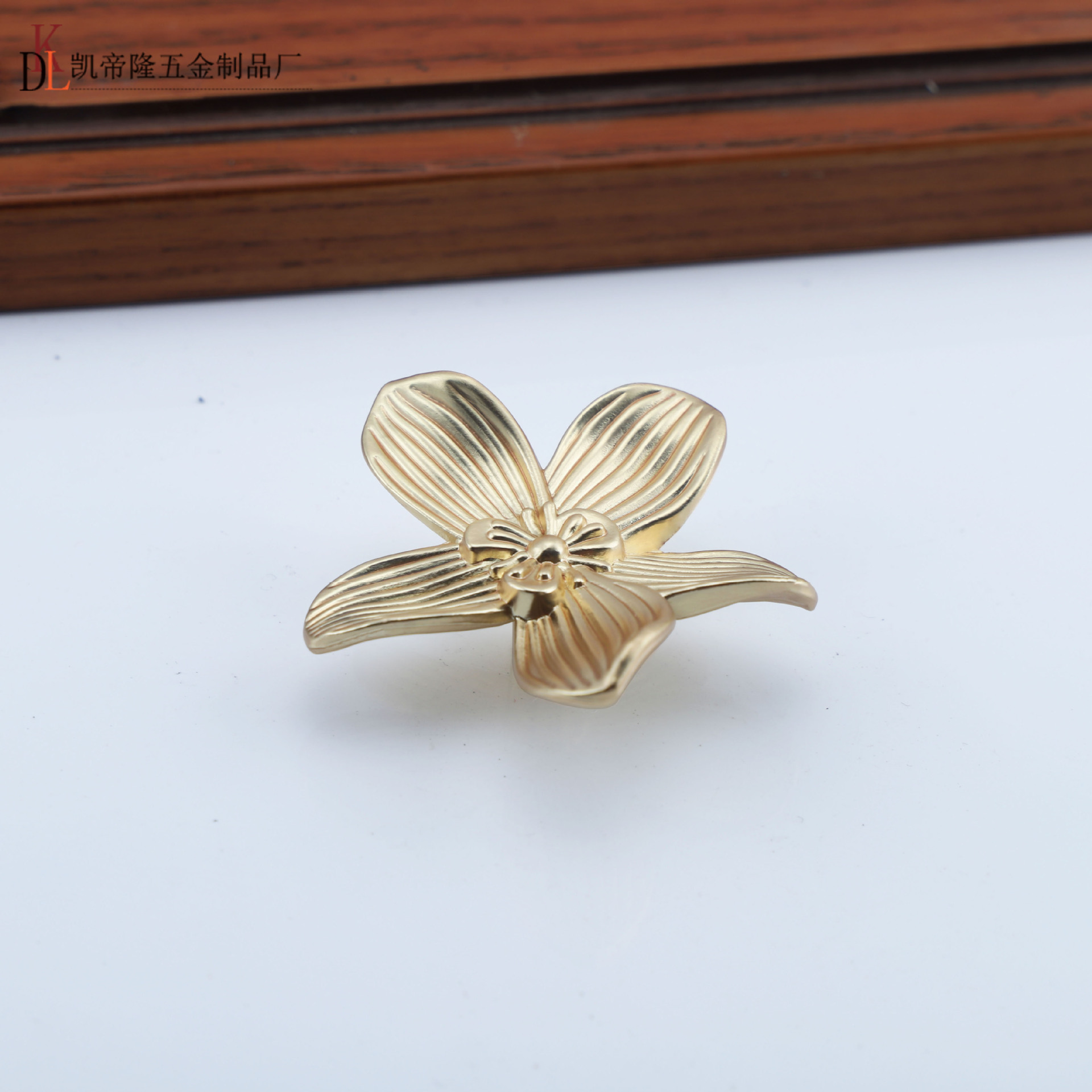 Suministro directo de fábrica nuevo estilo chino mango diseño pétalo tipo agujero único gabinete puerta baño gabinete luz lujo aleación zinc estantería