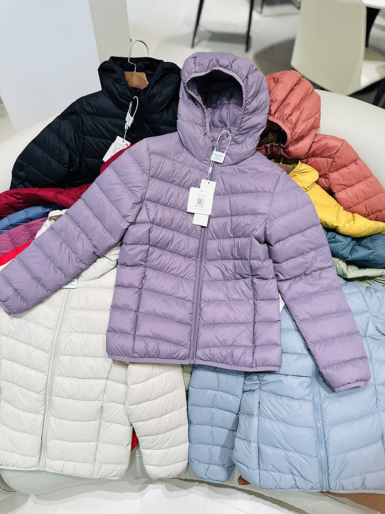Chaqueta de plumón ligera para mujeres otoño y invierno 2025 nueva chaqueta de plumón de costillas con capuchón corto conveniente para almacenar chaqueta pequeña