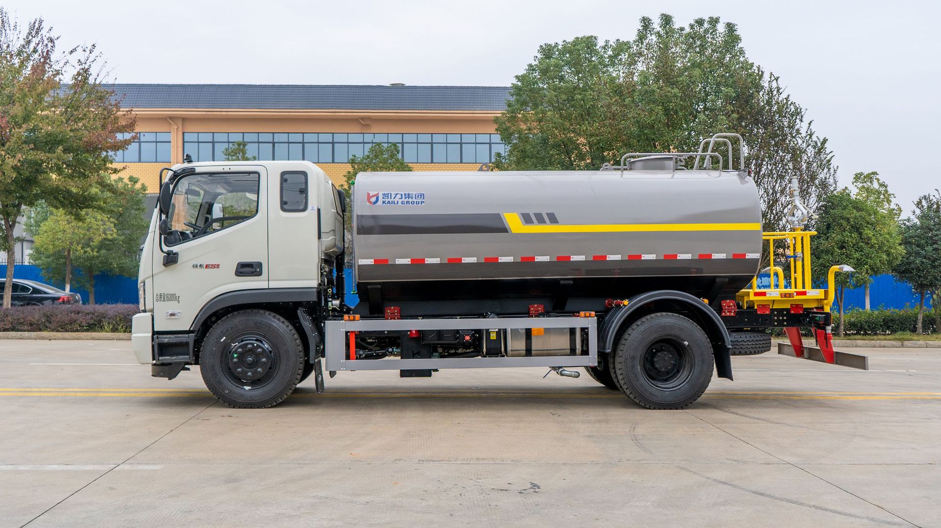 National Vi Foton Ruiwo Es3 Lawn, Crops, Trees, Watering, Green Plant Maintenance 18 Tons 12 Square Meters Greening Spray Truck